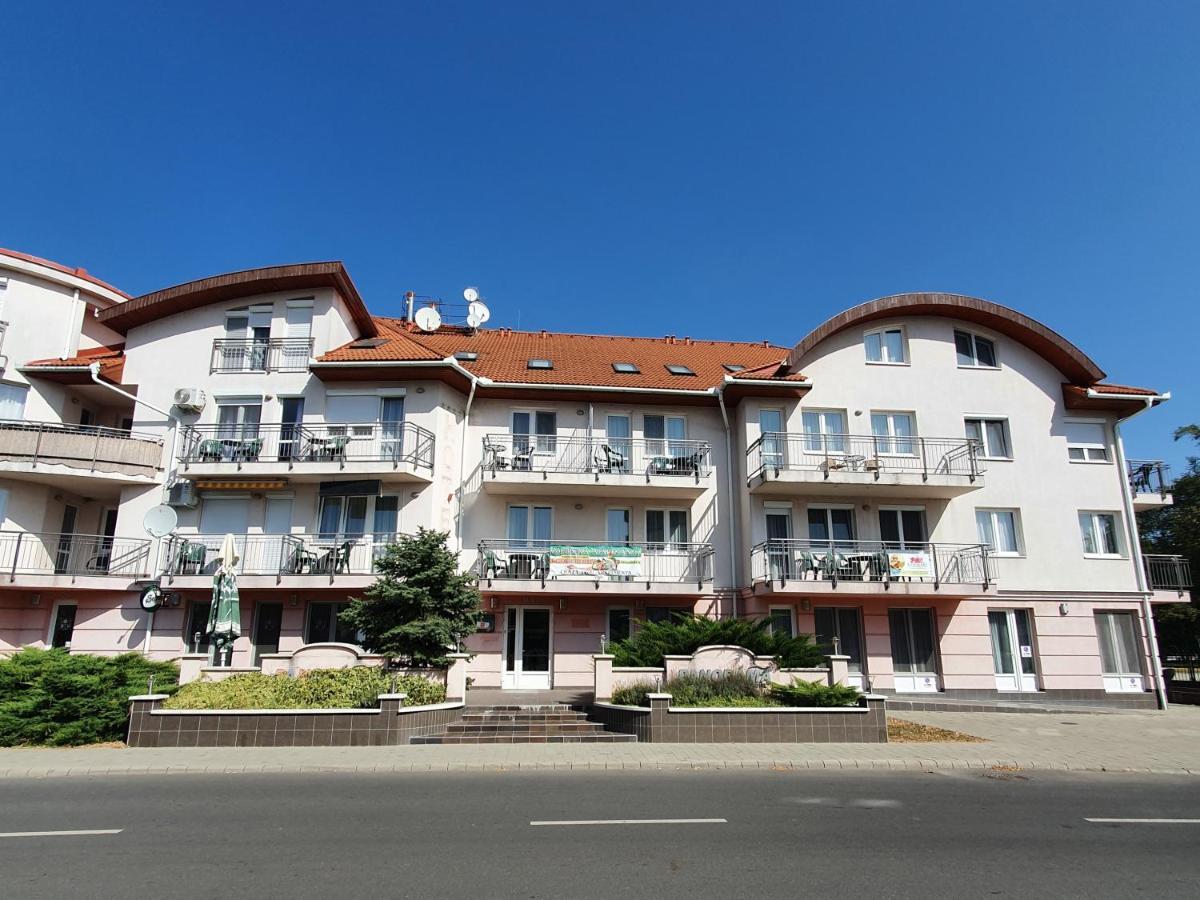 Relax Wellness Manzard Hajduszoboszlo Appartement Buitenkant foto